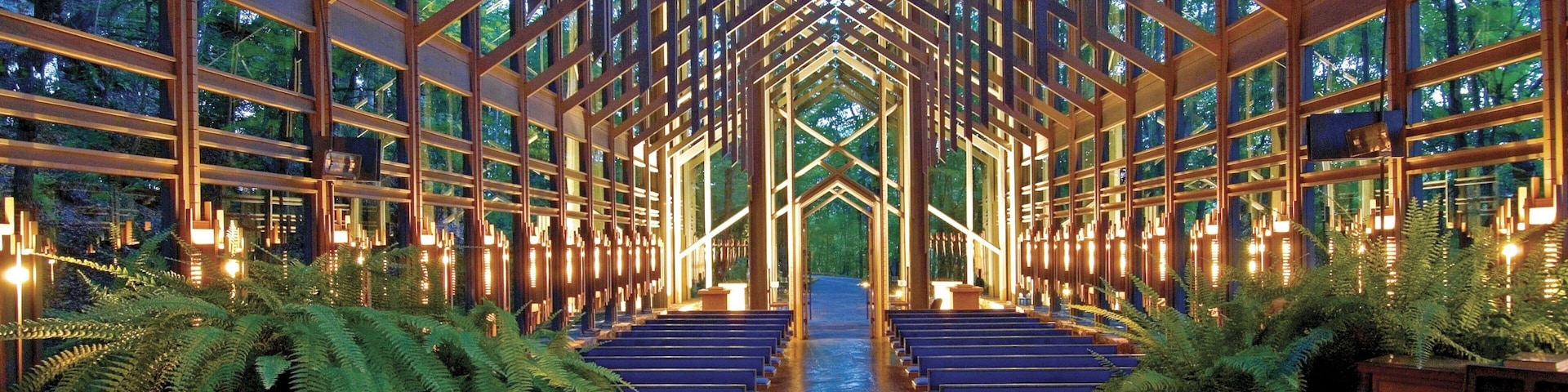 Eureka Springs showing modern architecture, interior views and a church or cathedral