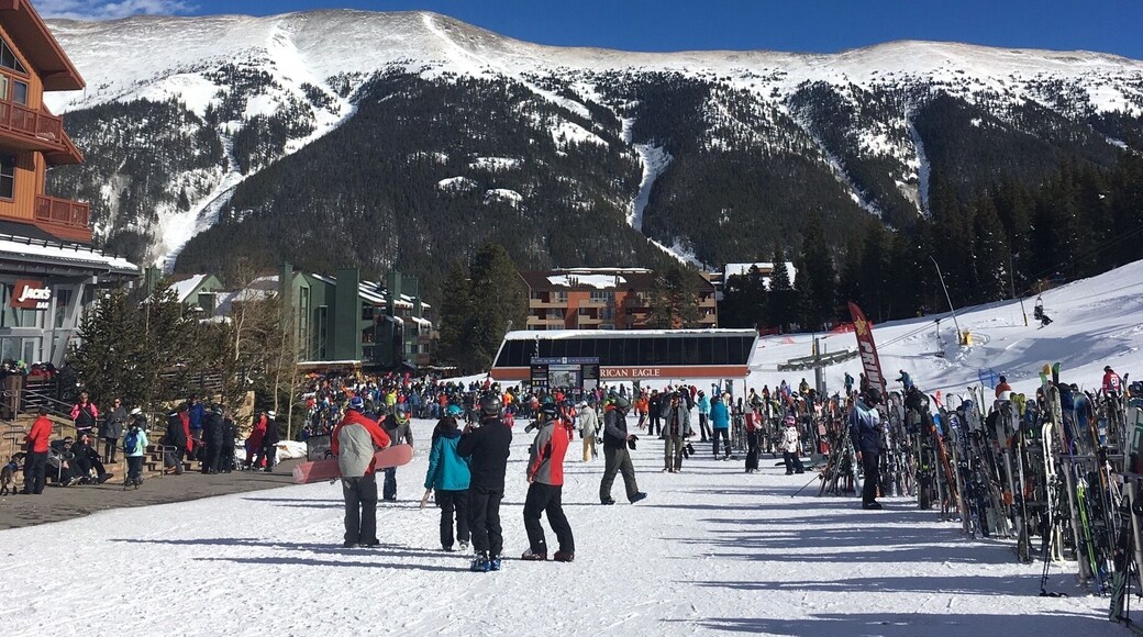 Blue Skies and a busy day on the slopes at Copper Mountain #LifeAtExpedia