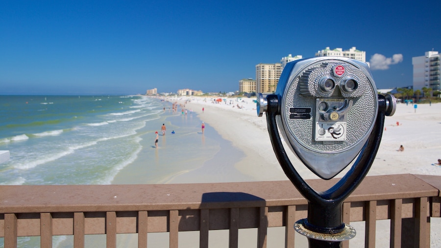Clearwater Beach ofreciendo una ciudad costera y una playa de arena