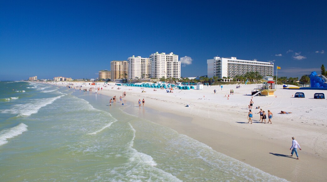 Clearwater Beach som visar en kuststad och en strand