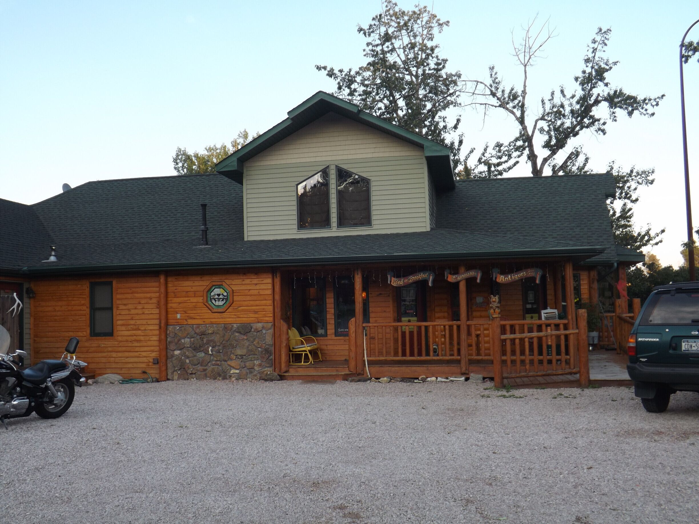 This was such a lovely part of my stay in the South Dakota. Sam and Linda are warm and welcoming and make the most delicious breakfast! Sam went above and beyond what any innkeeper would do- he checked my tires and made an appointment for me to get things repaired. As a single gal traveling solo I was most appreciative. 