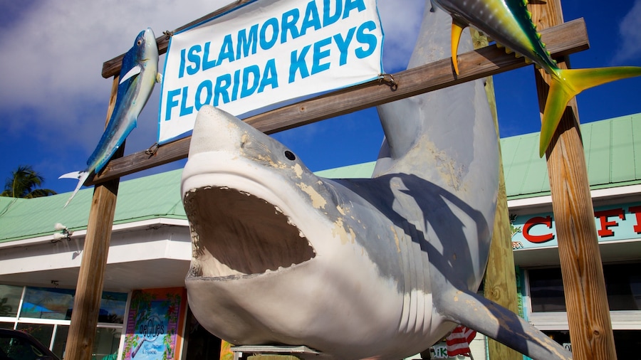 Scultura di uno squalo con un cartello sopra che recita 'Islamorada Florida Keys'.