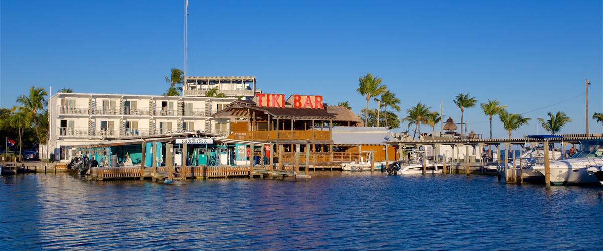 Islamorada có tính năng bến tàu và quán bar bãi biển