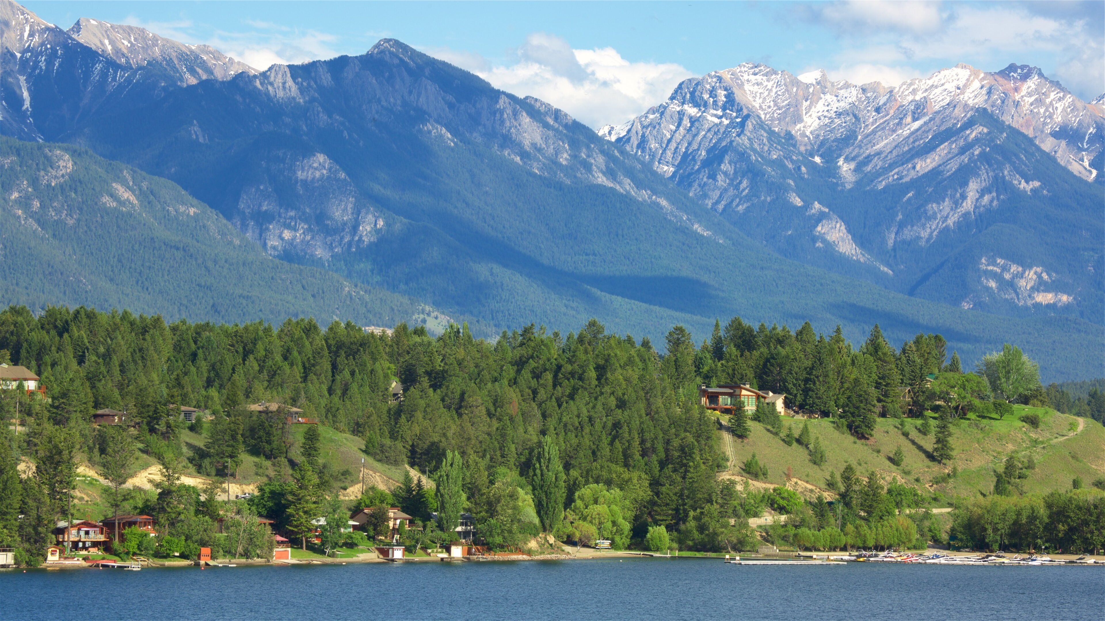 Lake Windermere qui includes montagnes, lac ou étang et scènes tranquilles