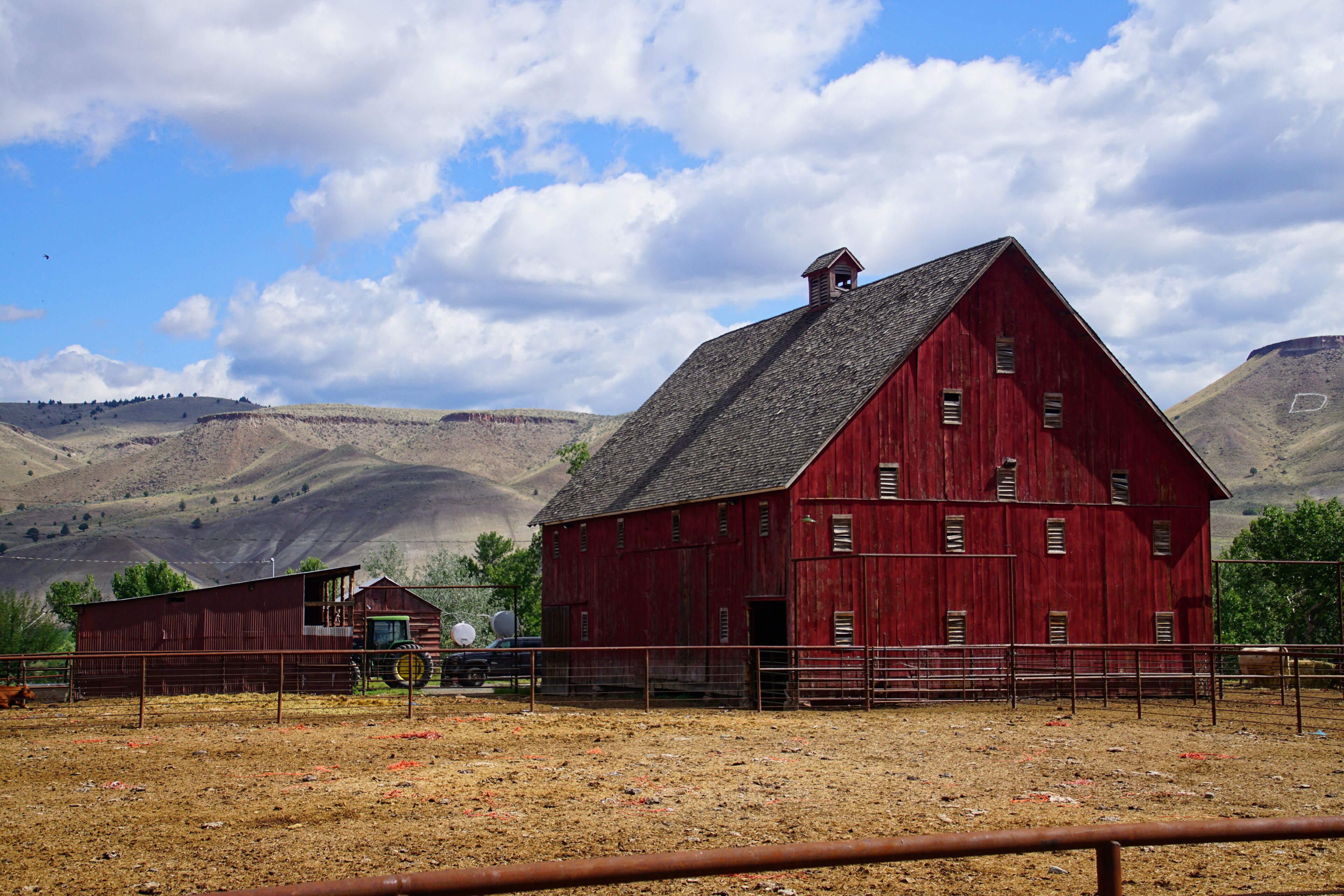 Red barn and field near John Day