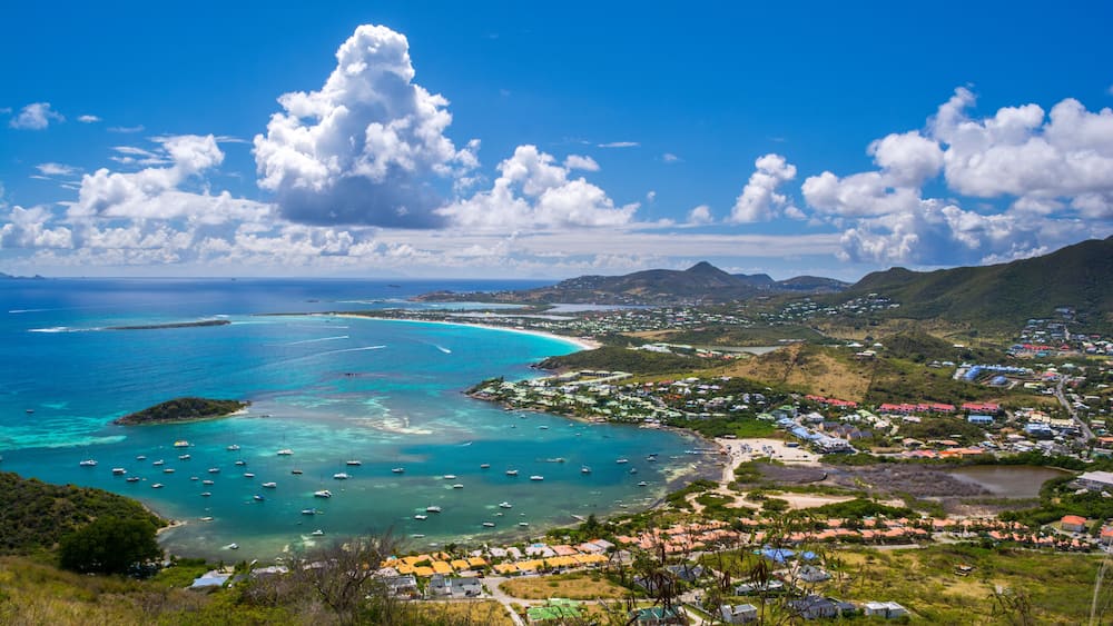 Vue plongeante sur le quartier de Cul de Sac à Saint-Martin