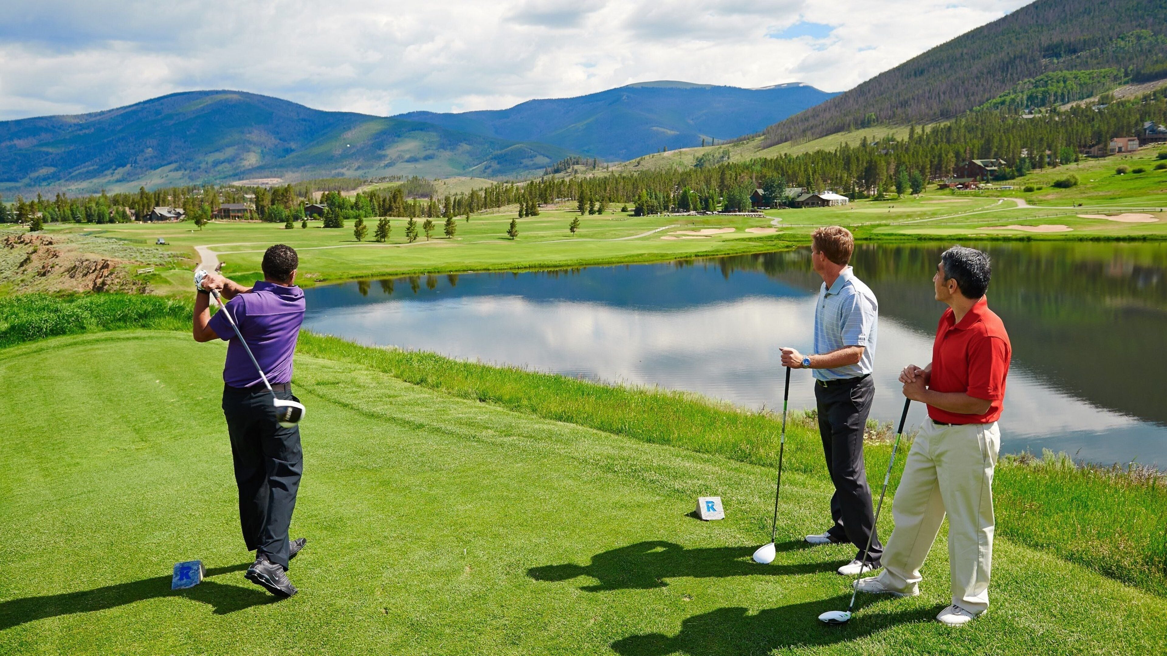 キーストーン 表示 池 と ゴルフ 及び 少数の人々