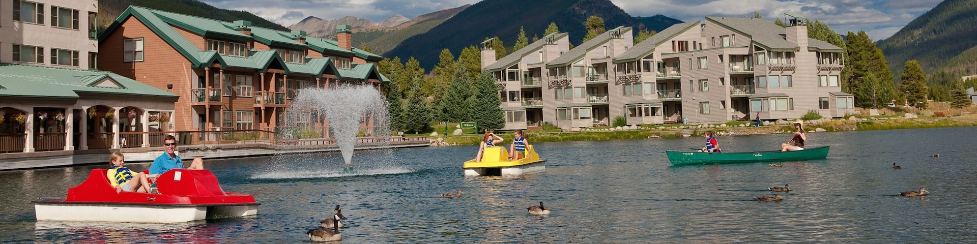 Keystone mettant en vedette fontaine, hôtel ou complexe de luxe et kayak ou canoë