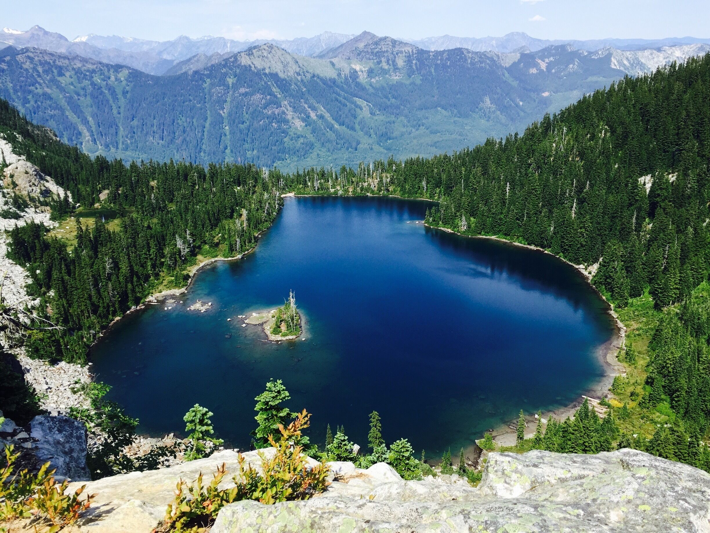 Lake Theseus during the day. I wish we'd gone down to explore this lake instead of just admiring it from above. I understand that one should camp at its shores if Lake Minotaur is busy. Alas, we only had so much time.

It just means that we will head back there sometime.

#hiking