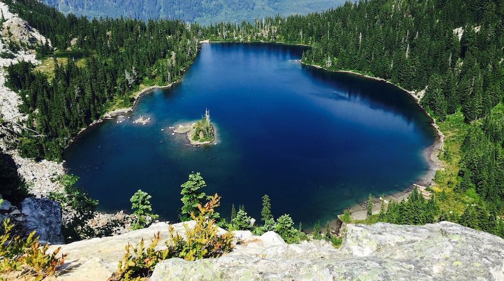 Lake Theseus during the day. I wish we'd gone down to explore this lake instead of just admiring it from above. I understand that one should camp at its shores if Lake Minotaur is busy. Alas, we only had so much time.
It just means that we will head back there sometime.
#hiking