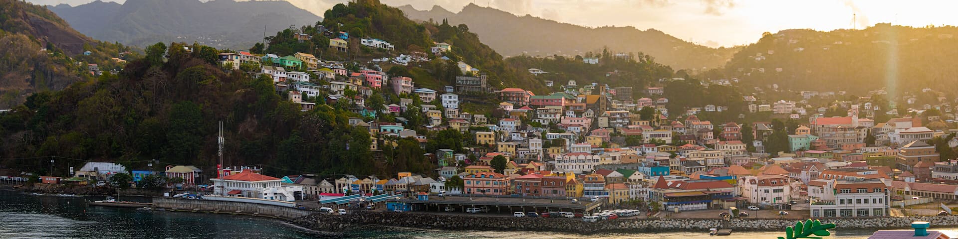 Blick vom Hafen St. George´s auf die Insel Grenada