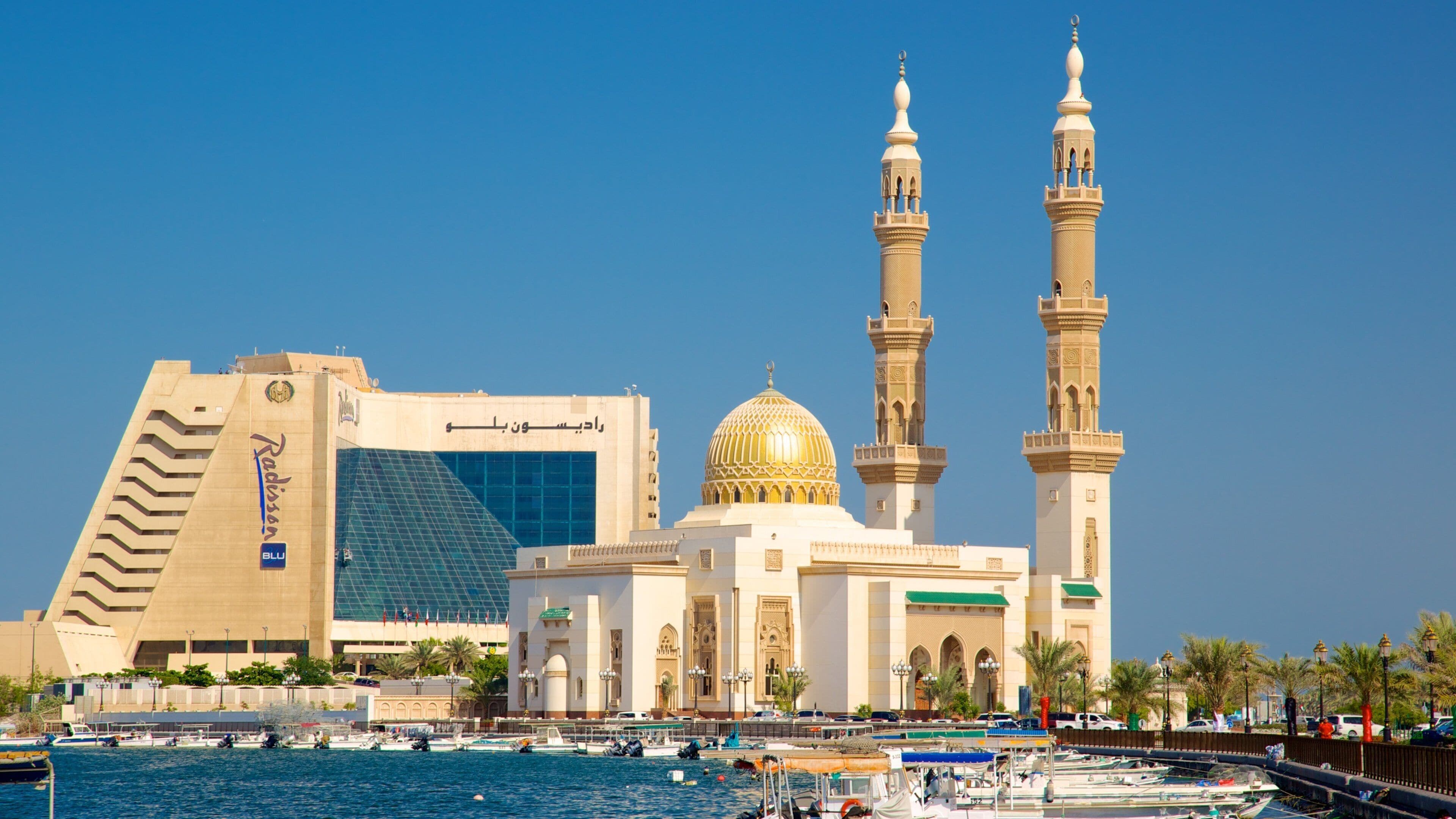 Sharjah e dintorni mostrando religiosità, baia e porto e moschea