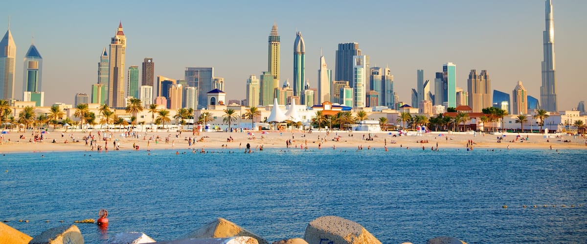 Emiraat Dubai bevat een kuststadje, een strand en moderne architectuur