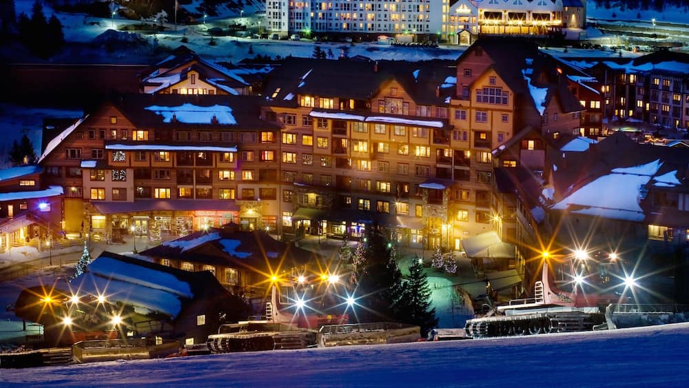 Winter Park das einen Luxushotel oder Resort, Schnee und bei Nacht