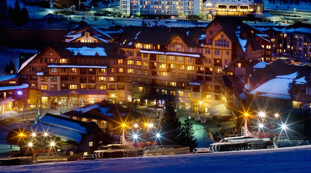 Winter Park som inkluderer luksushotell eller resort, snø og nattbilder