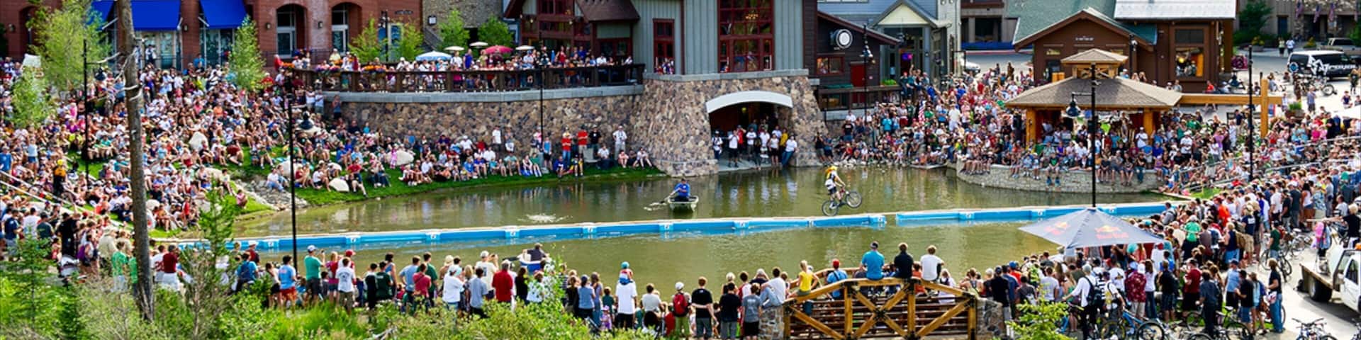 Winter Park which includes performance art, a lake or waterhole and a luxury hotel or resort