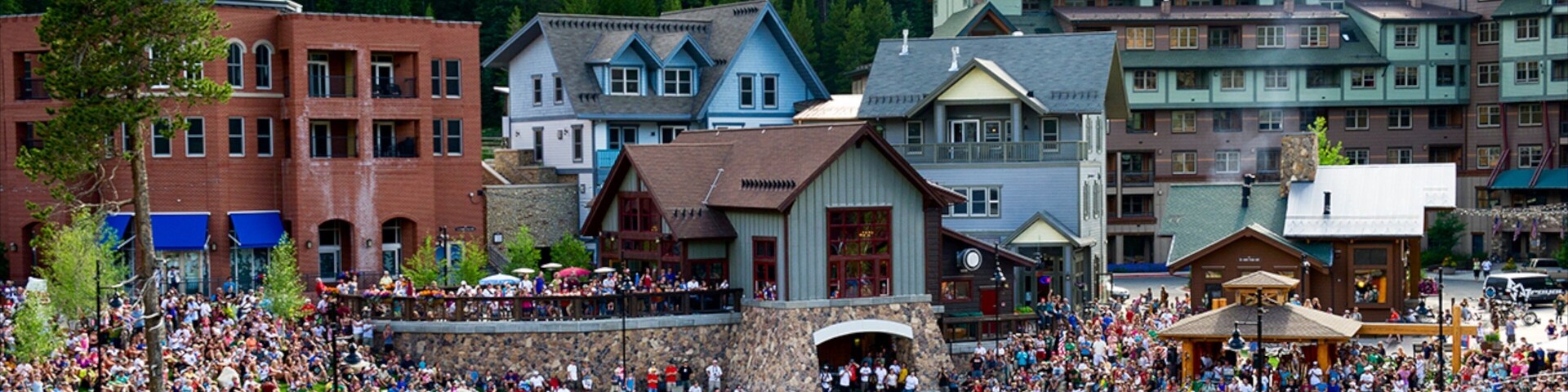 Winter Park which includes performance art, a lake or waterhole and a luxury hotel or resort