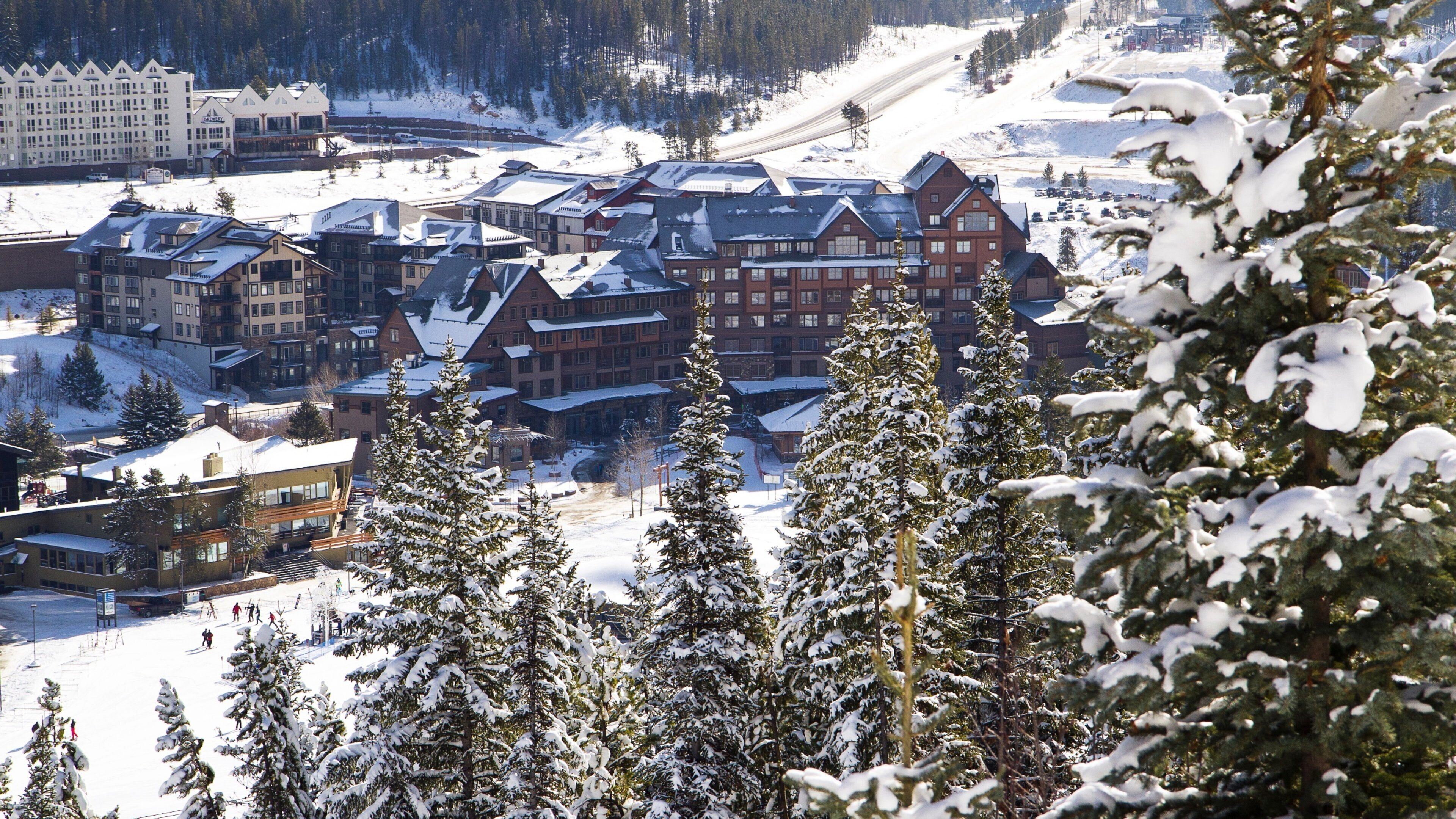 Winter Park som inkluderer snø og luksushotell eller resort