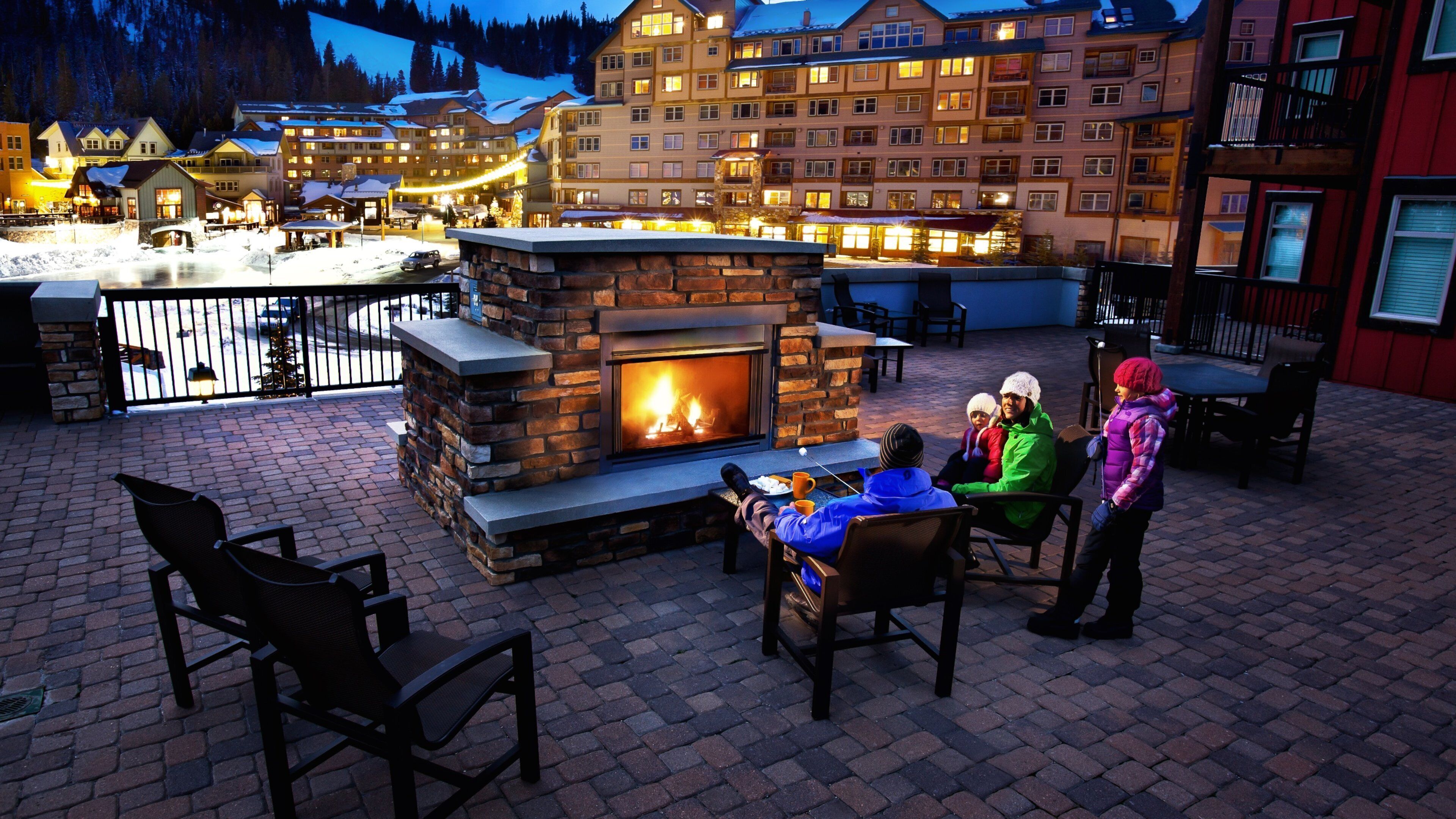 Winter Park som inkluderer luksushotell eller resort og snø i tillegg til familie