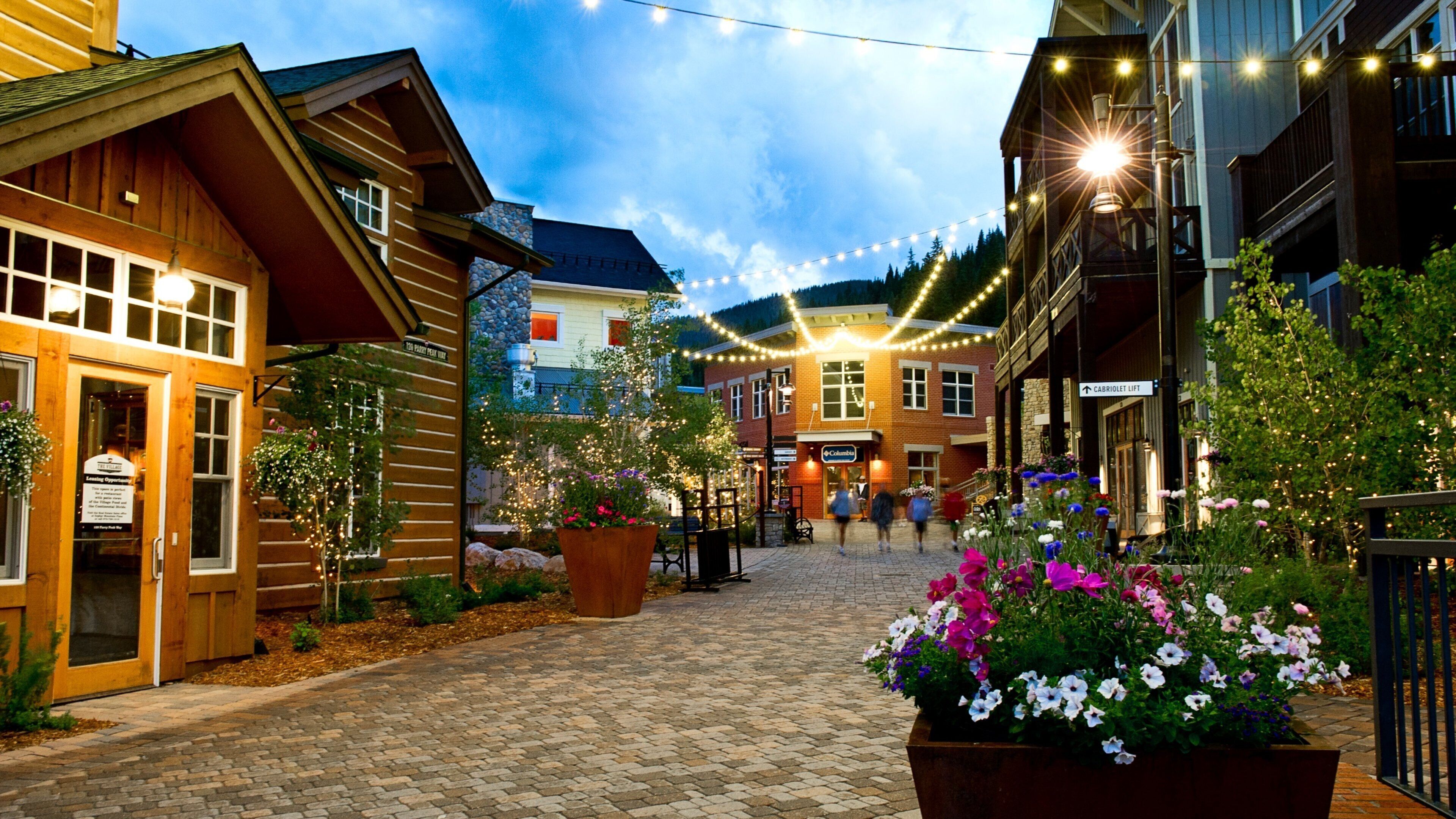 Estación de esquí de Winter Park ofreciendo un hotel o resort de lujo, escenas urbanas y flores