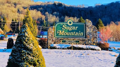 A sign for Sugar Mountain with a skiing label.