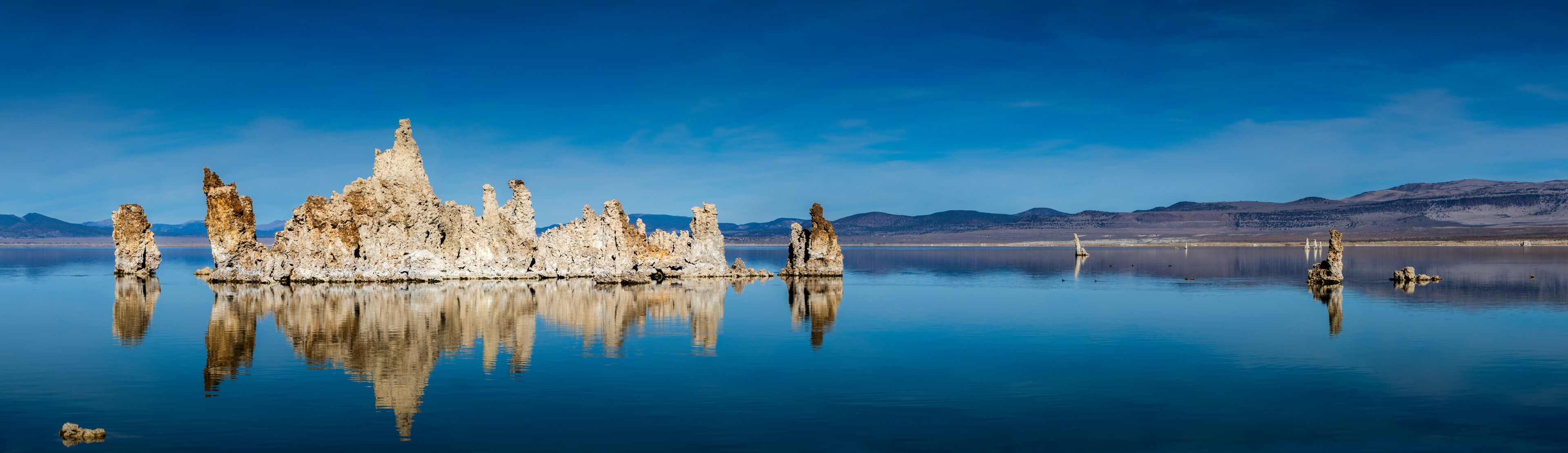 Panoramic view of the tufa towers in Mono Lake.