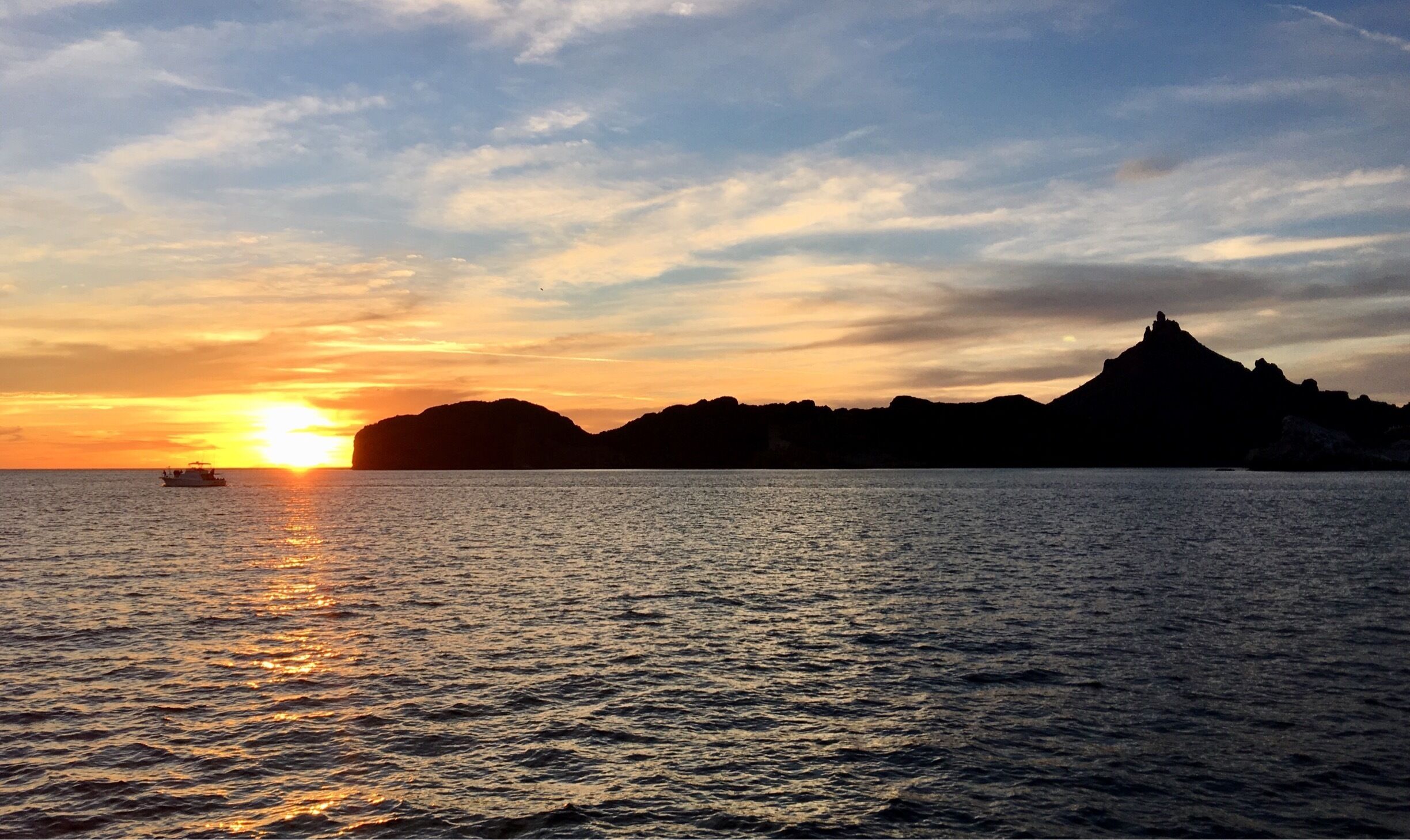 Sunset at Tetakawi in San Carlos, Mexico. 

#sunset #Mexico #SeaofCortez #nature

(Feb 2018)