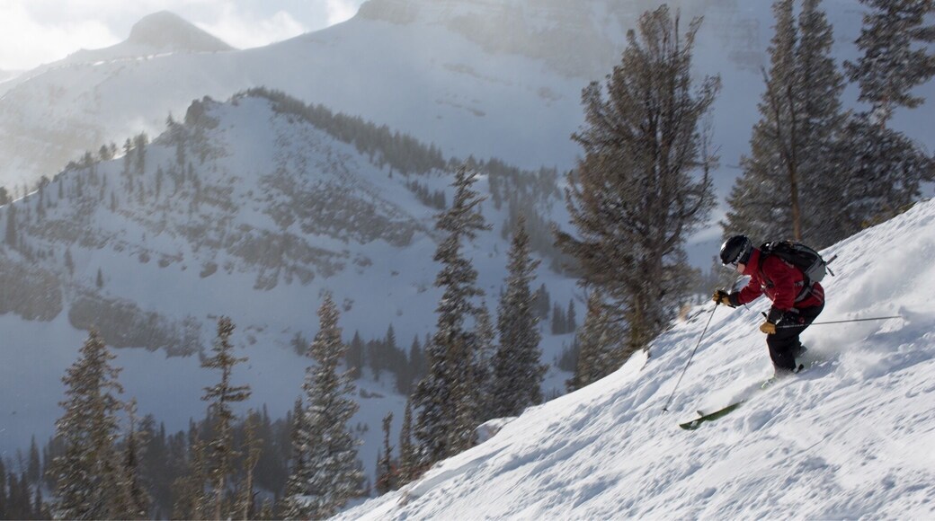 Great mountain but it can get very cold, remember to bring a lotta layers!