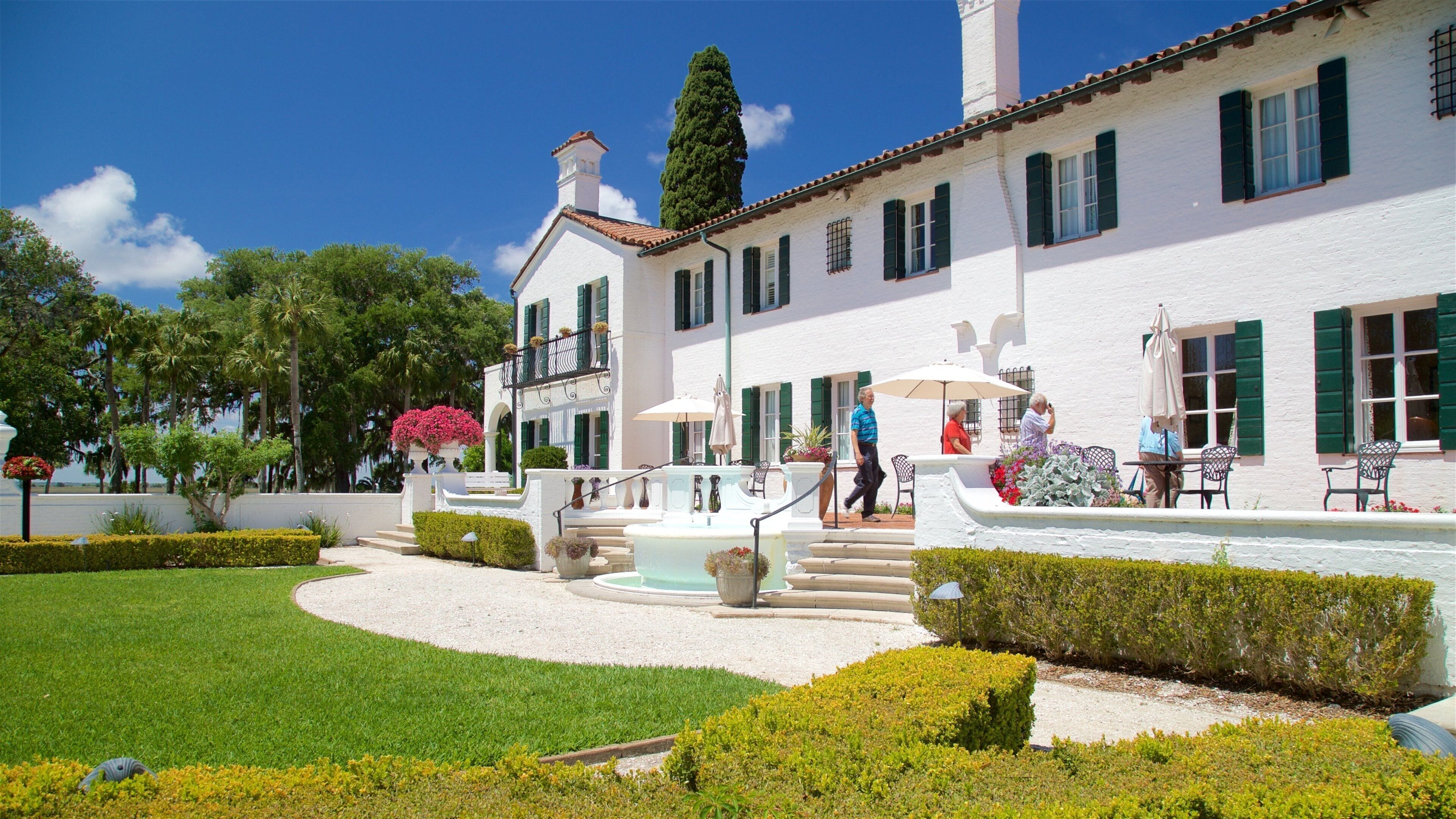 Jekyll Island som viser hus i tillegg til en liten gruppe med mennesker