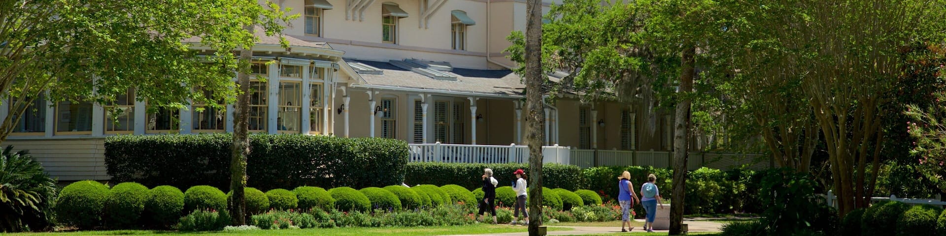 Jekyll Island caratteristiche di giardino cosi come un piccolo gruppo di persone