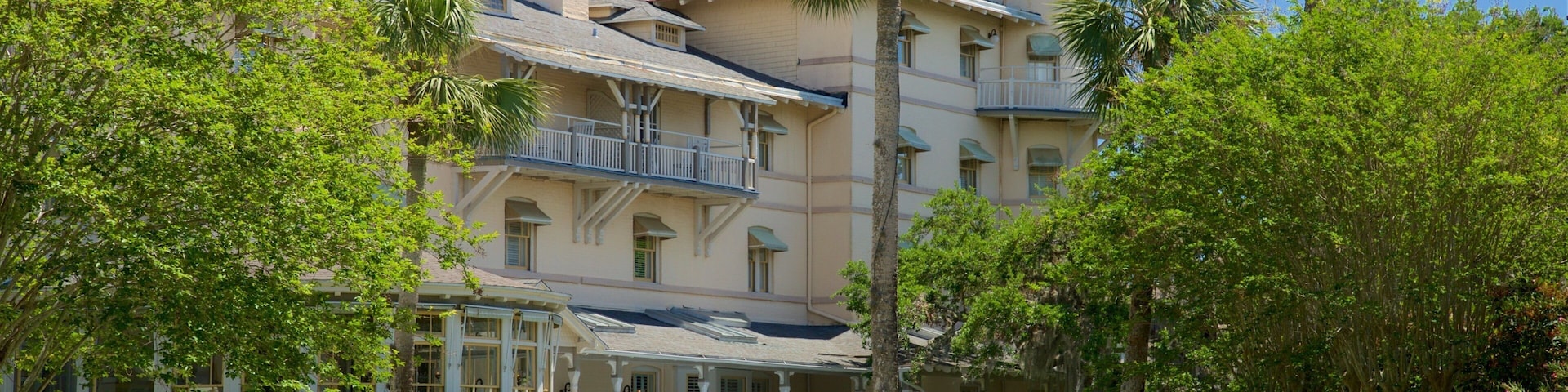 Jekyll Island which includes a garden as well as a small group of people