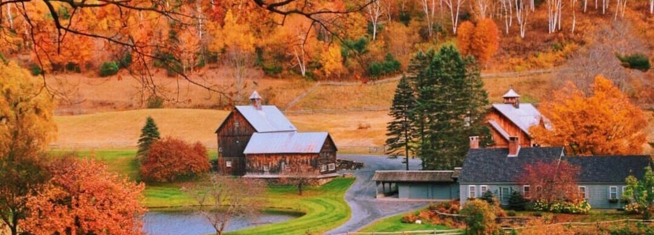 SLEEPY HOLLOW FARM- To visit Vermont in the Fall was a dream of mine. I am so happy that I was able to do just that this year. One of the places I visited was this photographic icon in rural Vermont, the Sleepy Hollow Farm, near Woodstock. Well known by most photographers the Sleepy Hollow Farm is the place to be if you want to get that perfect classic Autumn shot and an early morning light is best to be there to capture rich deep autumn colours. Rumors has it that it was once owned by Joe Perry of Aerosmith. Perry and his wife of 30 years, Billie, bought the property and they'd often bring their horses there from their home outside Boston. #ilovermont #ScenesofNewEngland #vermontbyvermonters #colorful #autumn #fall #roadtrip #travel #adventure #fallfoliage #historic #vermont #Bestof5