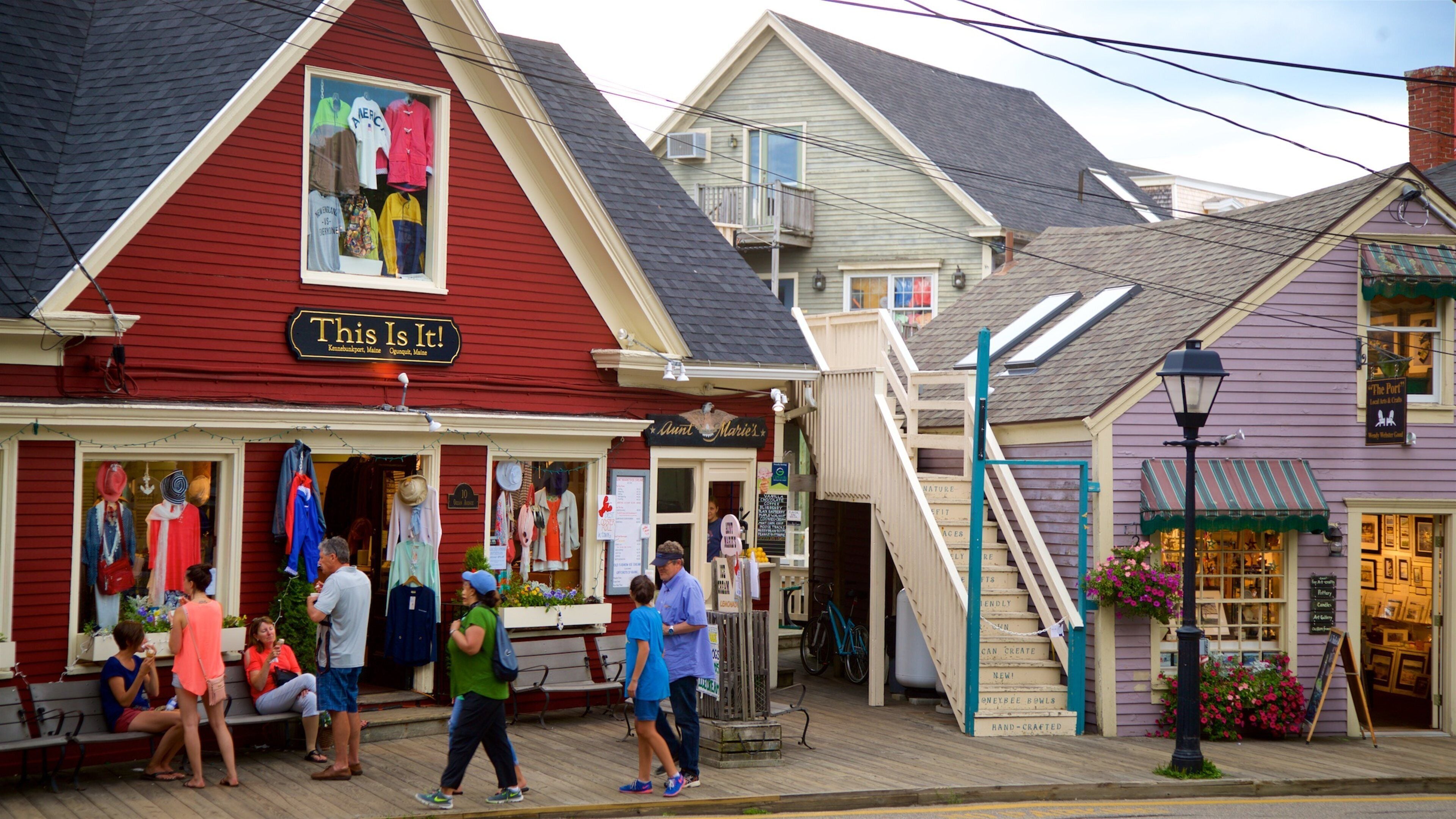 Kennebunkport som inkluderer gatescener og liten by eller landsby i tillegg til en liten gruppe med mennesker