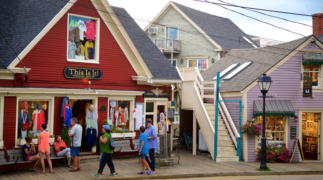Kennebunkport som inkluderer gatescener og liten by eller landsby i tillegg til en liten gruppe med mennesker