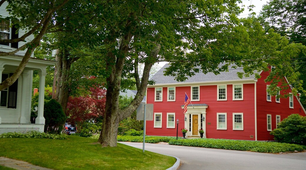 Kennebunkport som inkluderer liten by eller landsby og hus