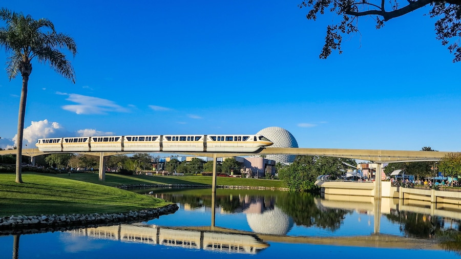 M932CB ORLANDO, FLORIDA - December 16th, 2015 - The Walt Disney World Monorail going through Epcot