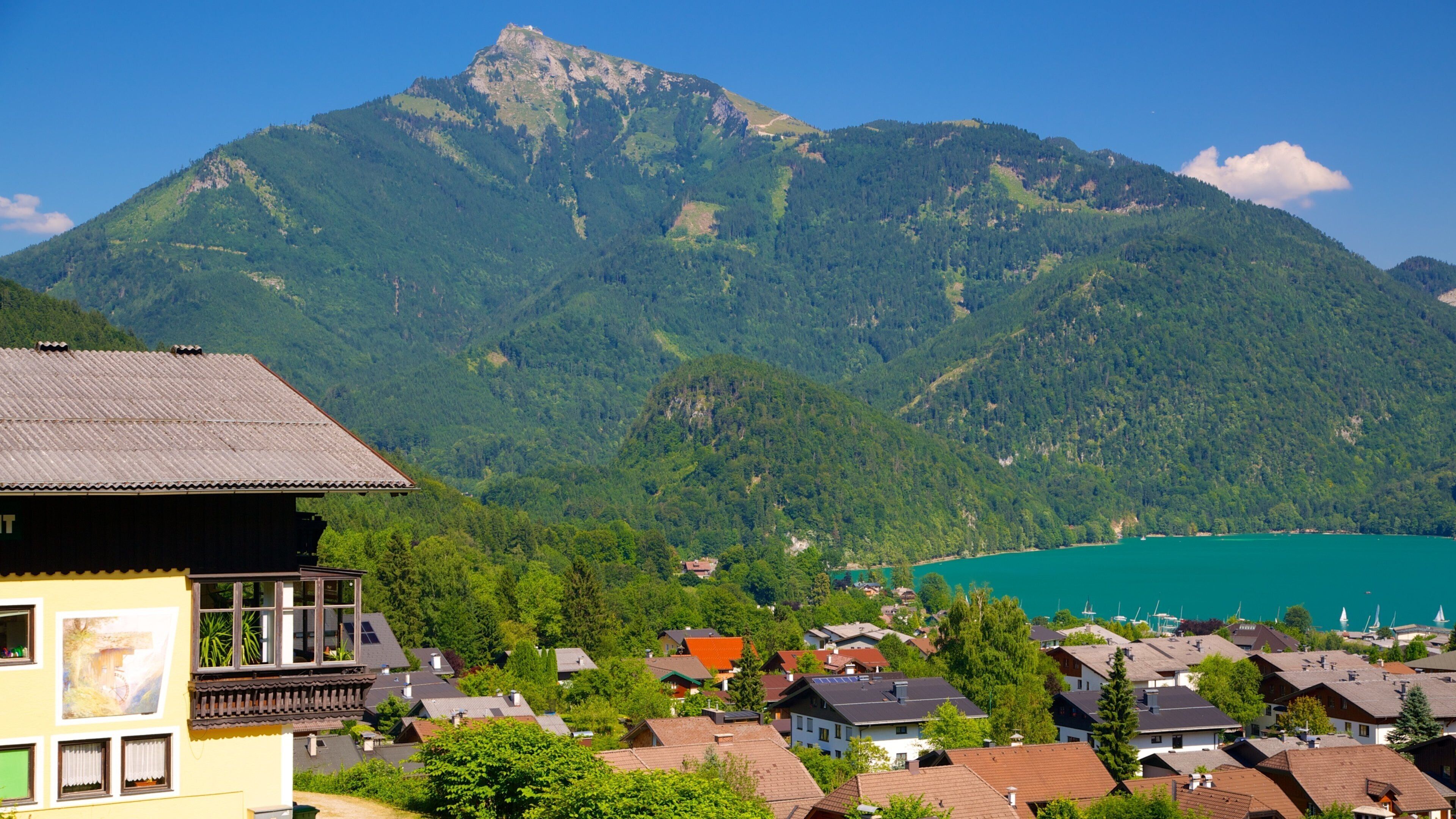 St. Gilgen som viser fjell, liten by eller landsby og innsjø