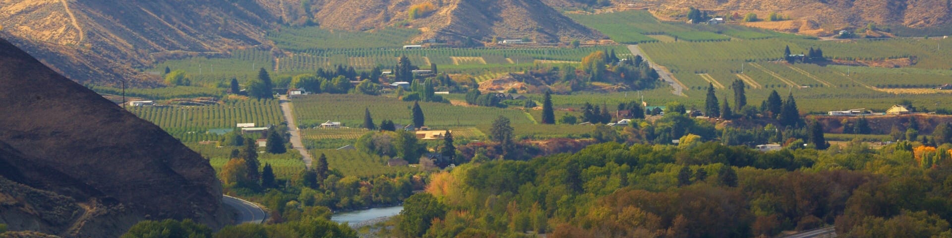 Wenatchee mit einem ruhige Szenerie, Fluss oder Bach und Berge