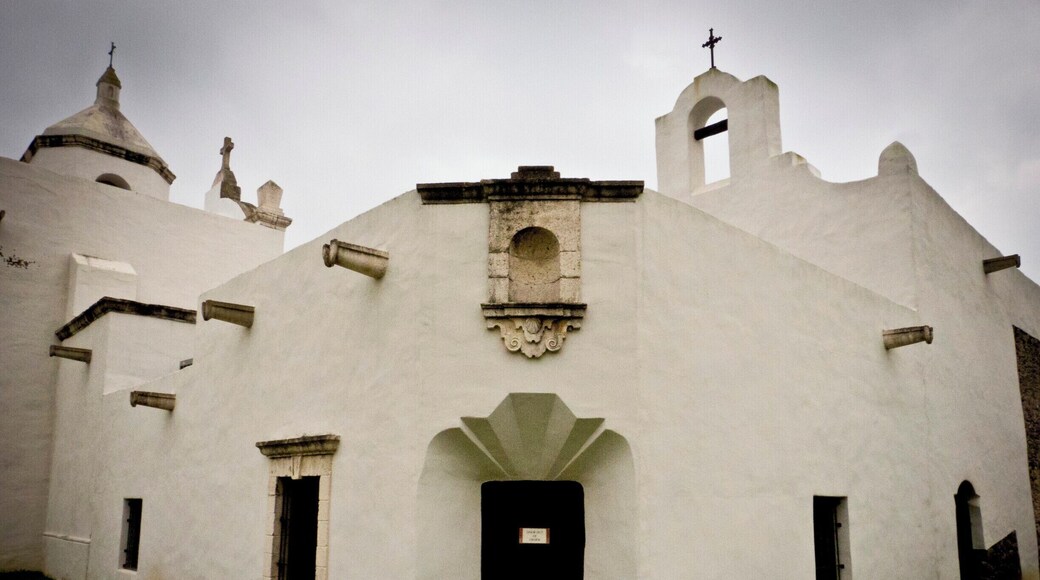 Mission Espiritu Santo. I visited here while on a roadtrip to South Padre Island (way South Texas). We were taking a violinist, who lives in New York, but was born and raised just outside South Padre Island in Brownsville.
You cannot take a roadtrip, without stopping along the way. Especially if you are a photographer. We stopped here and the violinist had agreed, to play, inside this Mission, while I videoed him. The acoustics were perfect!
#architecture #tnkarts #building #urban #historic #goliad #mission #espiritusanto #texas