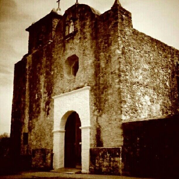 Presidio La Bahia, Goliad TX.  This Mission was a family residence, a church and where the prisoners from the Goliad Massacre were held.

#tnkarts #missions #Texas #roadtrip #architecture #trover