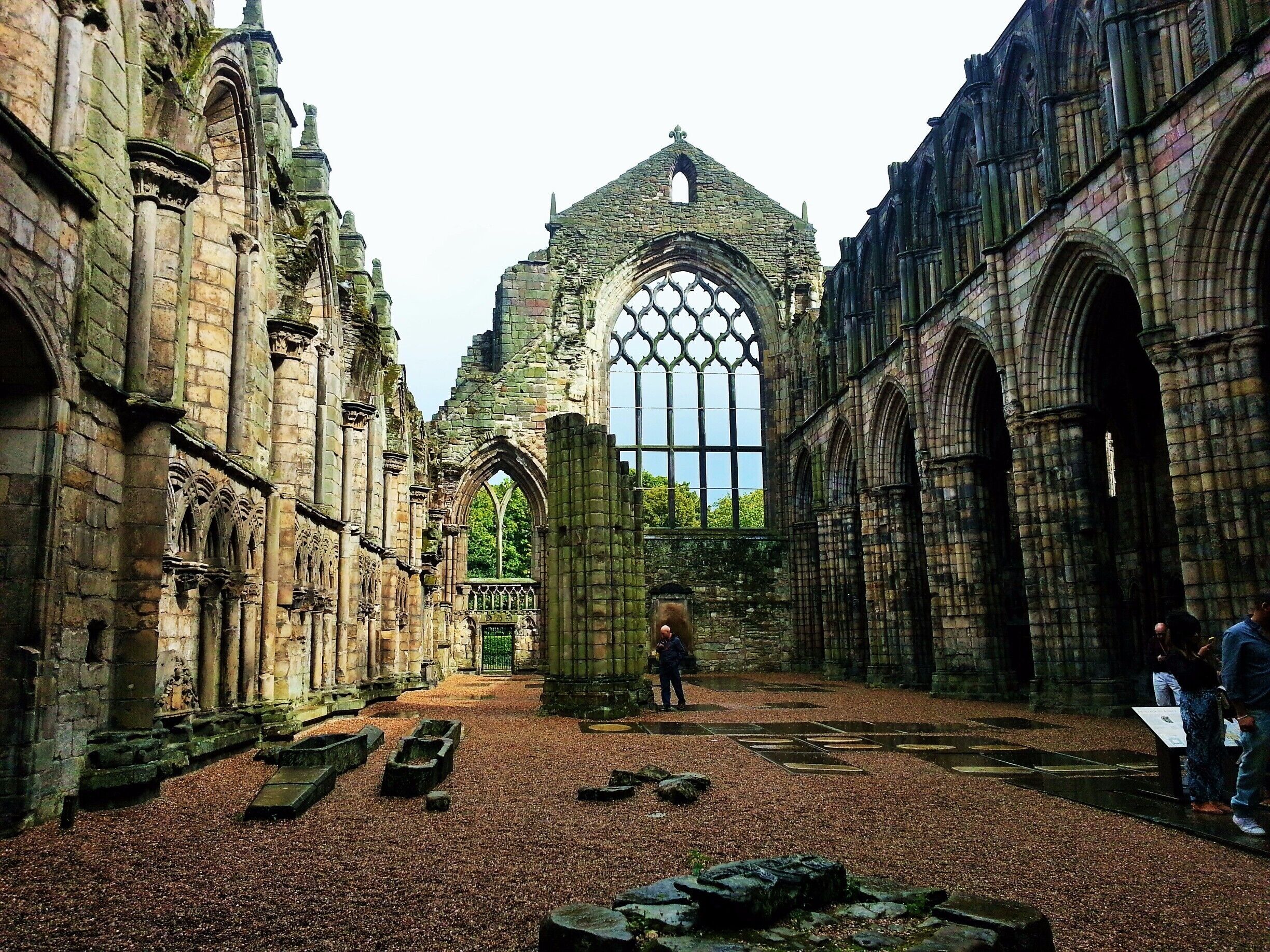 There was something so mystic about the ruins of the Holyrood Abbey in the Palace of Holyrood in Edinburgh, Scotland.
Built in 1500s this seeps in History and beautifies the lovely city of Edinburgh.