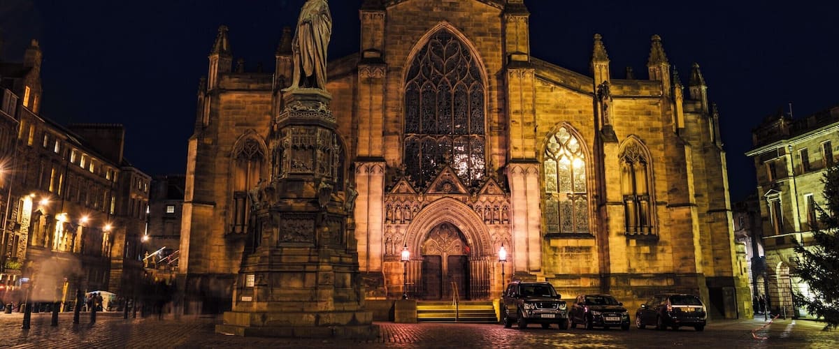 Saint Giles' Cathedral at night.