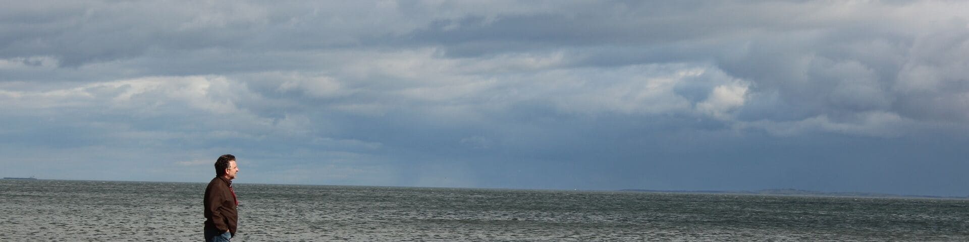 I went there on a Sunday and all the stores were closed. I just ended up walking along the shore in the British cold weather while the Scots get along with their weekend life. It was a cloudy day like any regular UK weather. #beach