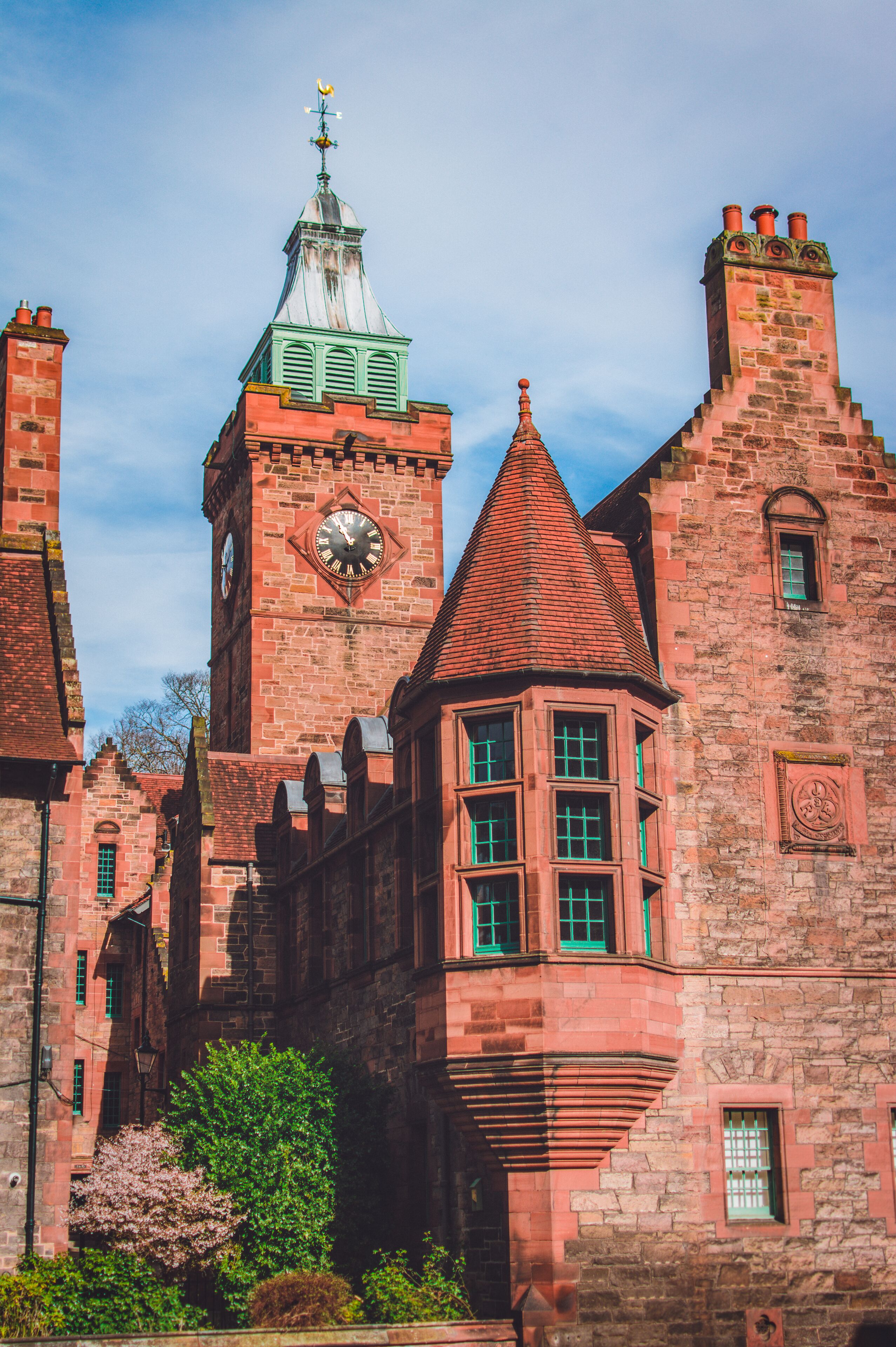 This is Well Court. It was commissioned in the 1880s by Sir John Findlay, who was then the owner of The Scotsman newspaper.

The building was originally intended to give accommodation for local workers in the Dean Village area.

In 2007 Edinburgh World Heritage and the owners of the building funded a major restoration of Well Court.