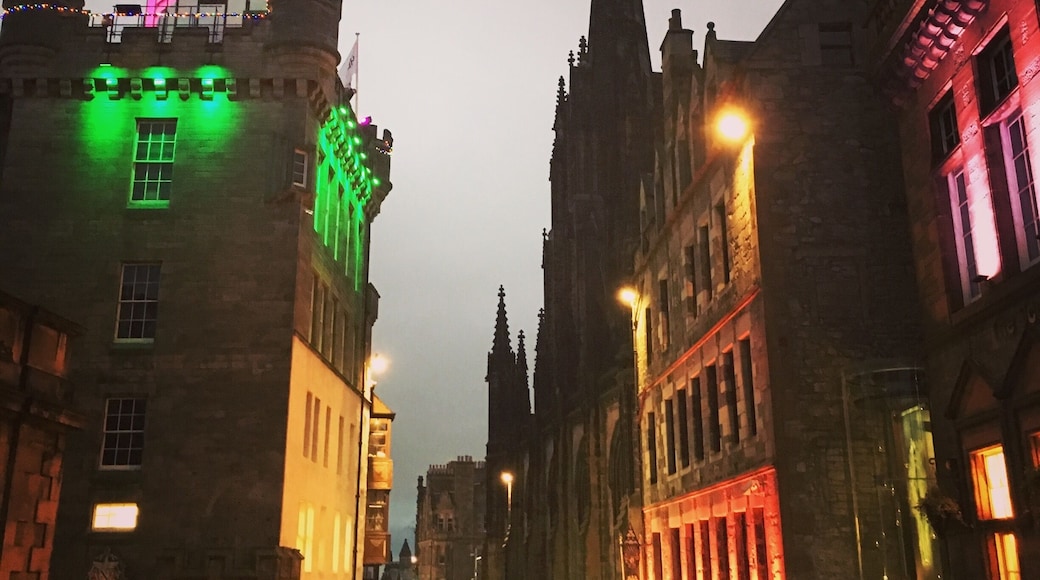 The view from #Edinburgh Castle esplanade, looking back down the Royal Mile.
Beautiful on a January late afternoon stroll.
#merch #LifeAtExpedia