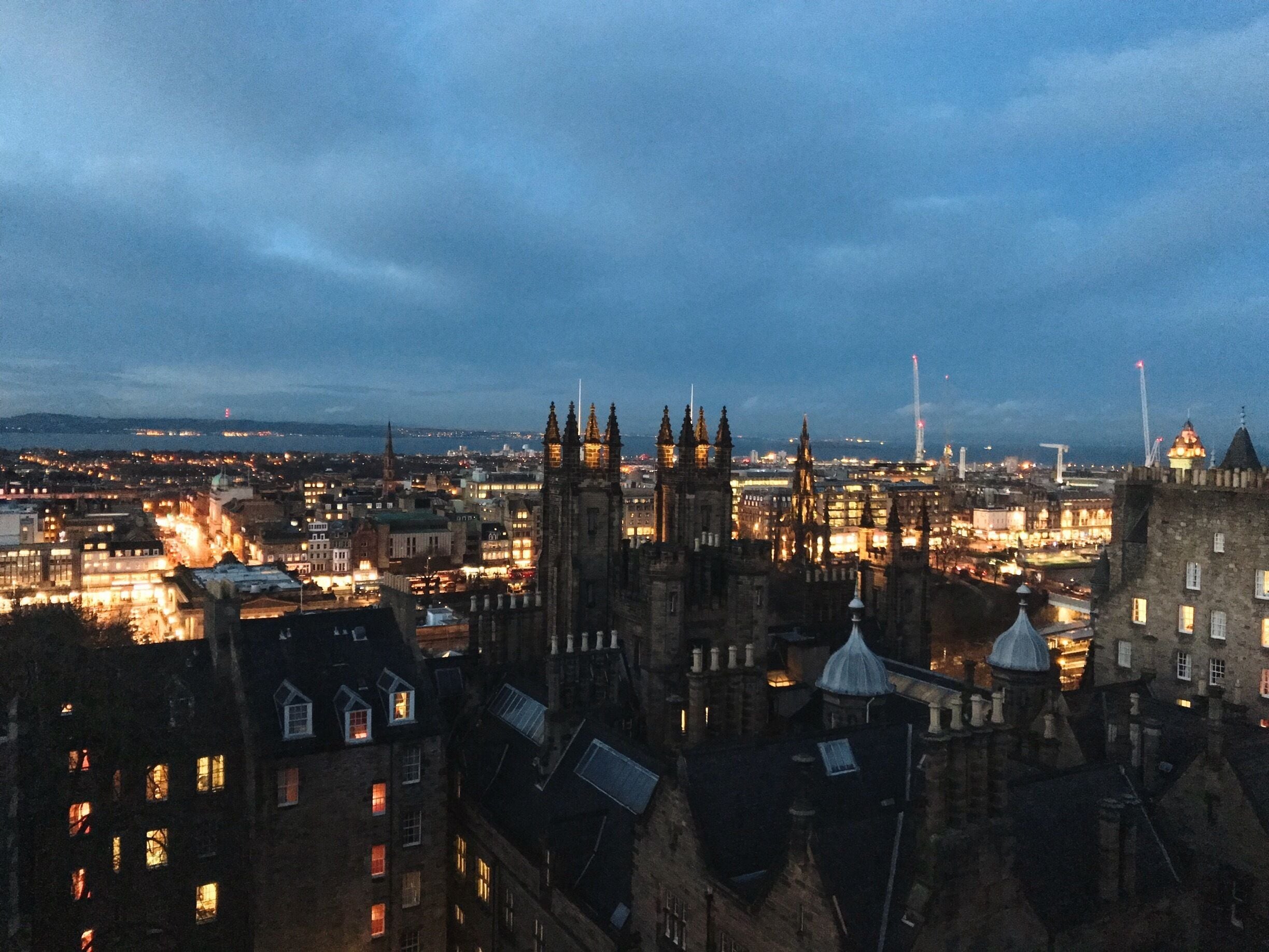 If you go to the Camera Obscura in Edinburgh you’ll get access to the terrace with that view on the New Town, on the other side you can see Edinburgh’s Castle. (Edinburgh, Scotland) 🏴󠁧󠁢󠁳󠁣󠁴󠁿