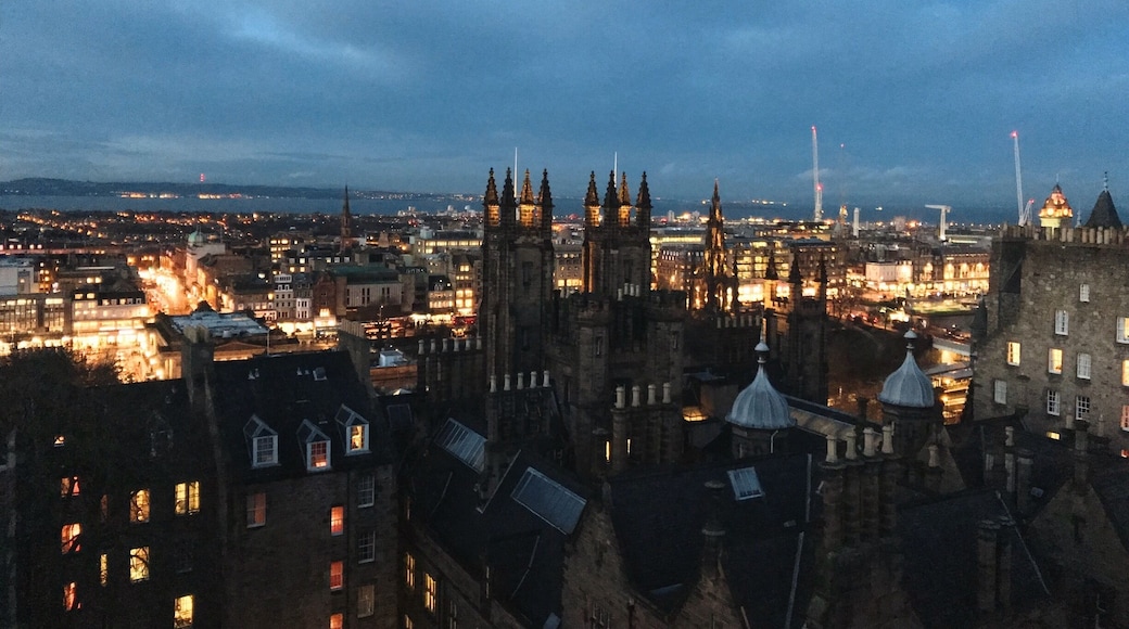 If you go to the Camera Obscura in Edinburgh you’ll get access to the terrace with that view on the New Town, on the other side you can see Edinburgh’s Castle. (Edinburgh, Scotland) 🏴