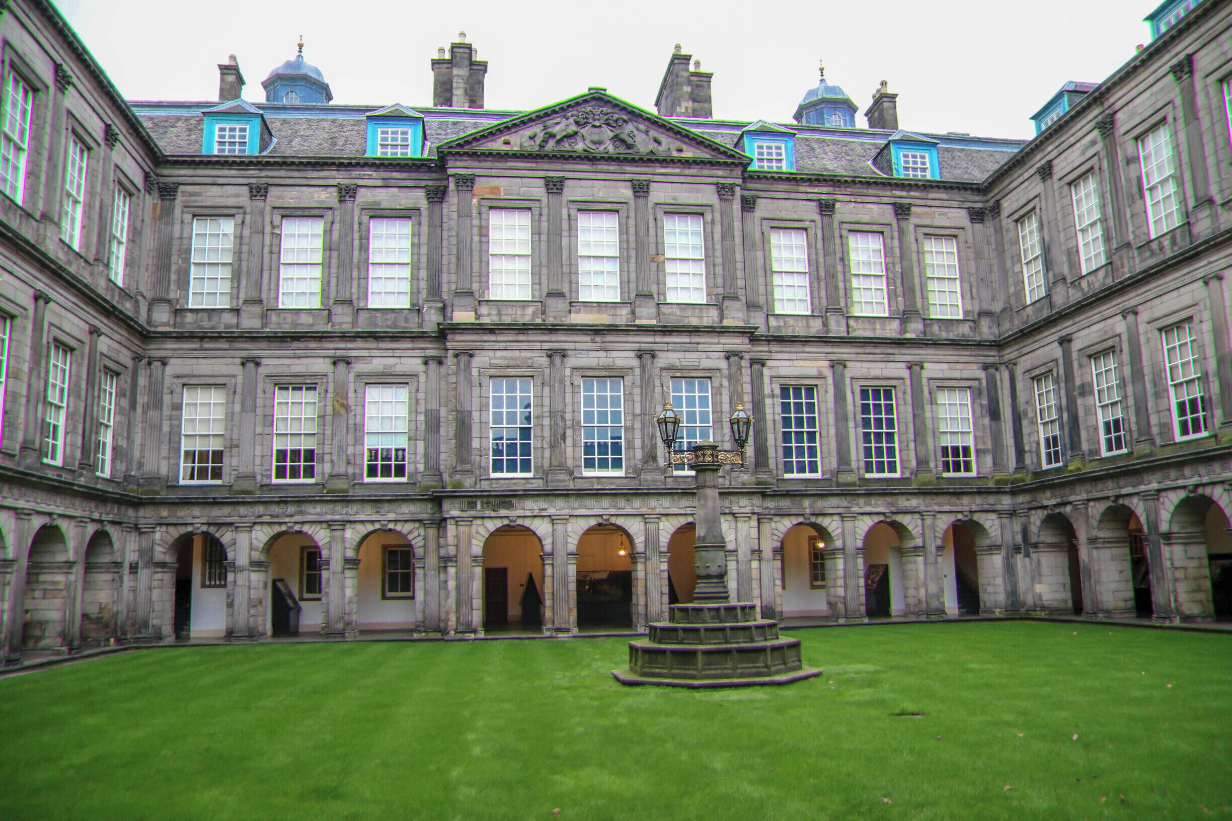 The palace as it stands today was built between 1671–1678 in a quadrangle layout.