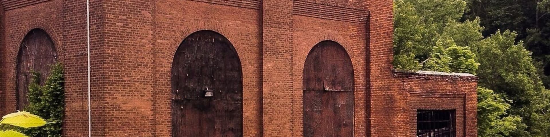 An amazing abandoned mill in Housatonic. Inside, it holds a breath-taking secret: after the roof collapsed long ago, a thick forest has grown INSIDE the entire building! I wish there was a way in!