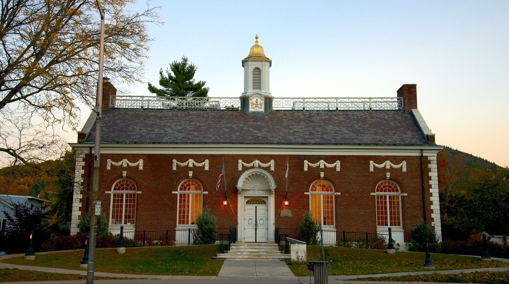 Great Barrington que incluye una iglesia o catedral